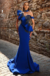Elegante vestido de fiesta largo azul real de un solo hombro con encaje de sirena y volantes